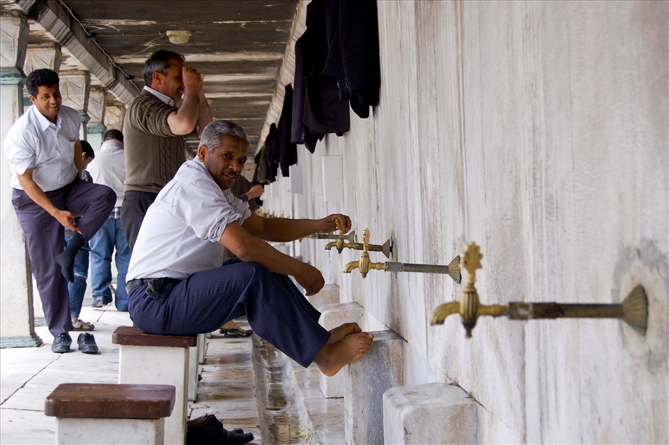 Friday ablution before entering the Blue Mosque (Sultanahmet Camii).Istanbul TUR