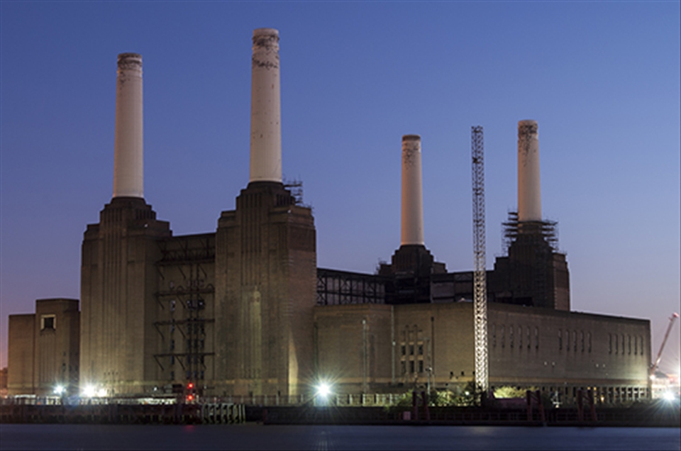 Battersea Power
This is the story of our 2012 New Years Eve adventure. The preceding weeks had been spent in a state of confusion, mostly due to the fact that not one of us could decide upon a good plan for NYE - the usual pub/club/bar options were simply too uninspiring to even think about.  With a visit from some of the northern gang on the cards, we decided to plan an evening outing to remember! Picture one shows our first target – Battersea Power Station in South London. BPS is a decommissioned coal fired power station located on the south bank of the River Thames. The station ceased to generate electricity on 1983 and has since become one of London’s best known landmarks. It is a grade 2 listed building and owes much of its fame to numerous appearances in popular culture from a shot in the 1965 Beatles film“ Help!”, appearances in heavy metal band Judas Priest’s video for hit single “Another Thing comin’” and its image also being used as the cover art for Pink Floyds’ 1977 album “Animals”.