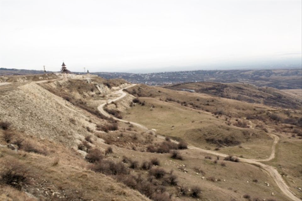 Country road that connects the village with the church, and that was used to carry the stone.
