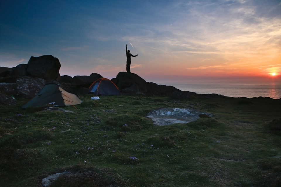 We set up camp as the sun set, in a beautifully warm glow.  This was the second time i'd returned to this spot in particular, the views here are incredible, as well as providing some shelter from the wind.
 
