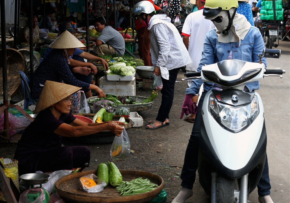A common scene at a local Vietnamese market: Motorbike drivers have to completely cover themselves in order to avoid the smog of the city.  On a time on which the world seems to be rushing and globalization threatens on reaching every corner of it, one can still find these unique moments that reflect the idiosyncrasy of a country rich in culture and tradition trying to adapt itself to a bigger change.