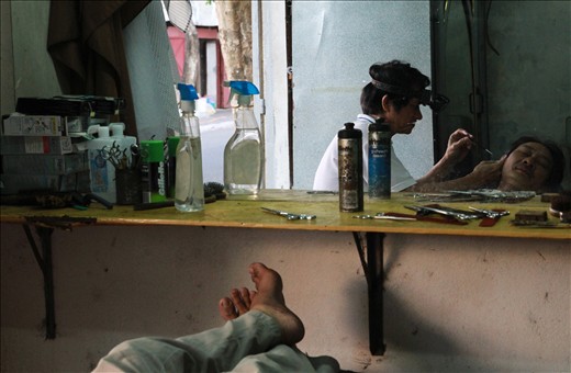 A common daily affair that can look a little bit shocking at first sight: ear cleaning is as simple going to the barber.