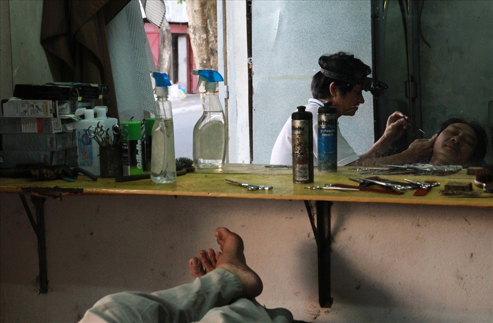 A common daily affair that can look a little bit shocking at first sight: ear cleaning is as simple going to the barber.