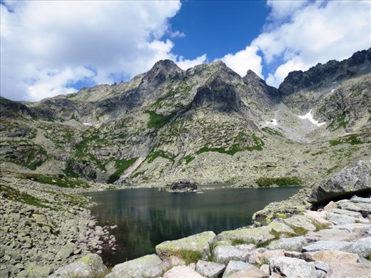 Midday pause: Taking a break at the green Veľké žabie pleso lake.