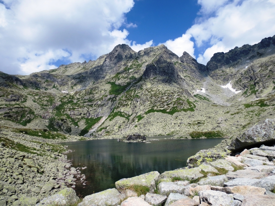 Midday pause: Taking a break at the green Veľké žabie pleso lake.