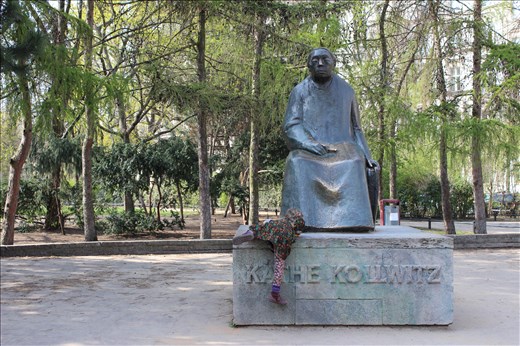 That old lady is a German painter, and she has a whole square all for her own . But she doesn't look very happy about this. Above all, it annoys her when kids climb on her. But I guess that's how the love for art begins! (Kollwitz Platz - Berlin)