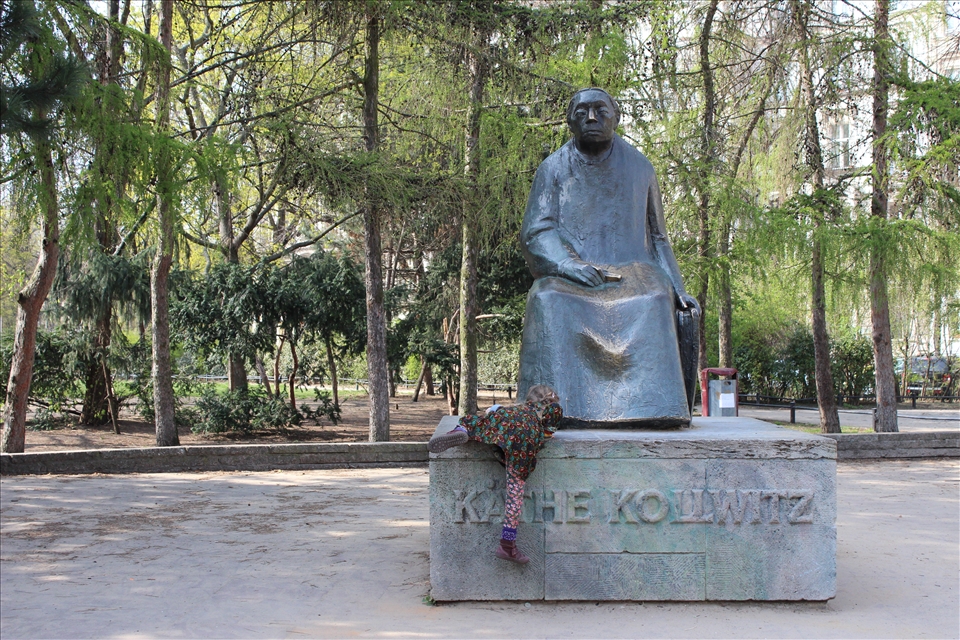 That old lady is a German painter, and she has a whole square all for her own . But she doesn't look very happy about this. Above all, it annoys her when kids climb on her. But I guess that's how the love for art begins! (Kollwitz Platz - Berlin)