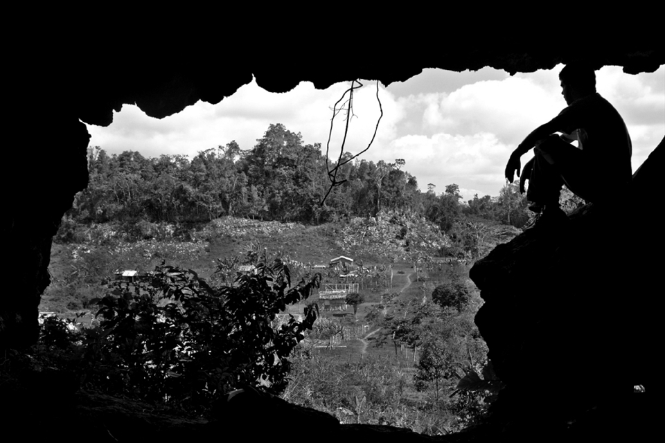 Being as their roofs consist mostly of dry leaves, every time it rains the families of Tuningo are forced to climb up a dangerous path to a cave in order to keep their children dry. In this picture, my partner and I climbed up to see for ourselves what it was like. It was a sunny day in Tuningo, the earth was dry, I almost fell down.