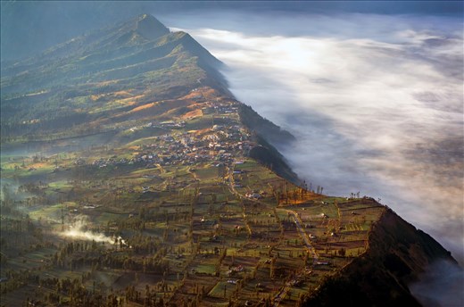 Right next to the volcano, tourists can see the beauty of Ngantang village, where the people of Tengger reside, still covered by the early morning mist. The farming patterns are lit beautifully by the golden morning ray. 