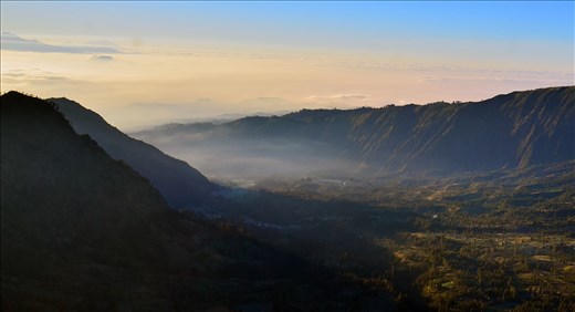 Besides the captivating volcano, the beautiful scenery surrounding Bromo is nothing less of a spectacular. Mornings in Bromo always bring peace to the heart as the eyes capture its vibrance. 