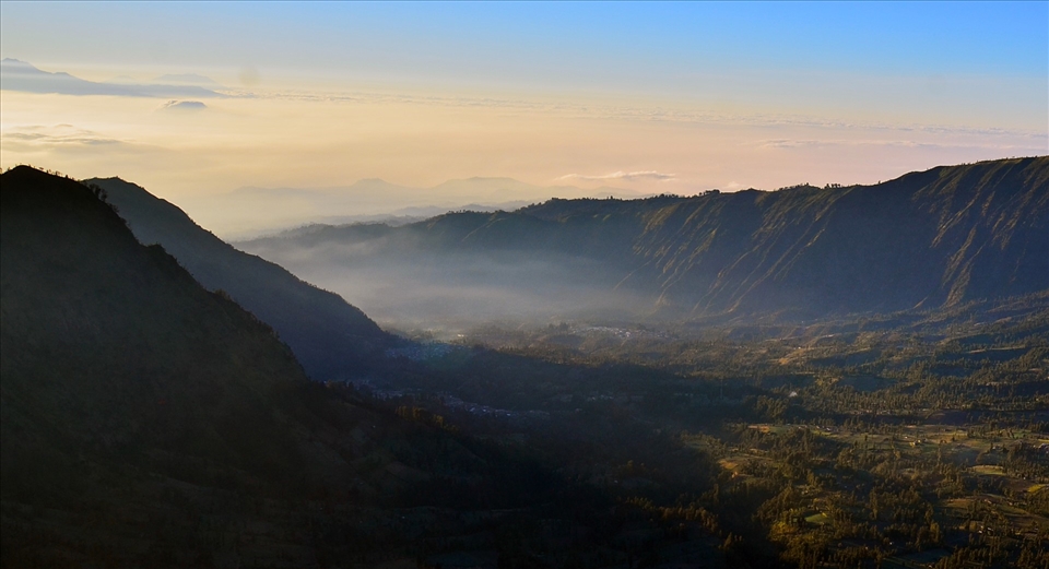 Besides the captivating volcano, the beautiful scenery surrounding Bromo is nothing less of a spectacular. Mornings in Bromo always bring peace to the heart as the eyes capture its vibrance. 