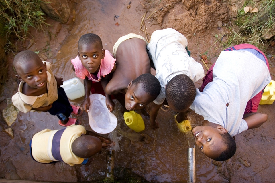 there is no water in the houses, children filling bottles of water, water pipe 
