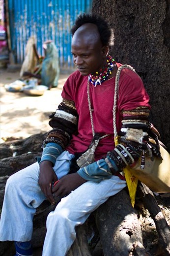 N'Dele resembles a busy intersection in the middle of the African continent. Many come and go, but very few want to stay. Abah is a nomad cattle-breeder from Niger. He lost his herds passing through the region. Now he spends his days at the market waiting for someone to give him food. Waiting to go home one day.