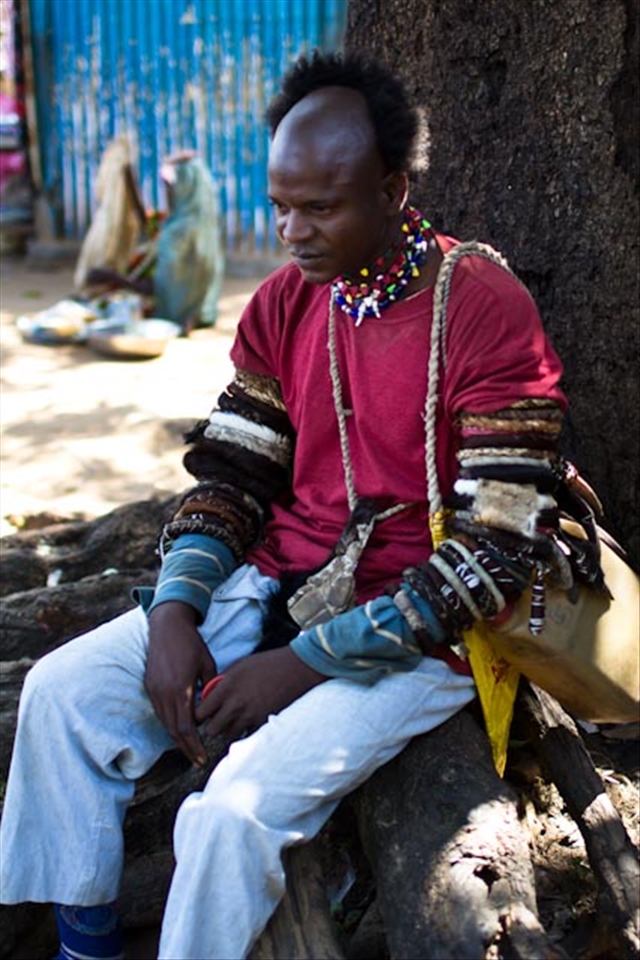 N'Dele resembles a busy intersection in the middle of the African continent. Many come and go, but very few want to stay. Abah is a nomad cattle-breeder from Niger. He lost his herds passing through the region. Now he spends his days at the market waiting for someone to give him food. Waiting to go home one day.
