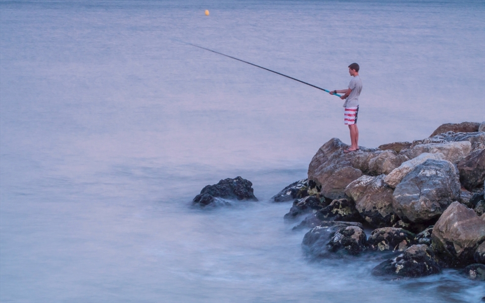 Fish is one of the main item of Malaga cusine, but this picture tells more than that. A Spanish guy with American shorts catching a fish !