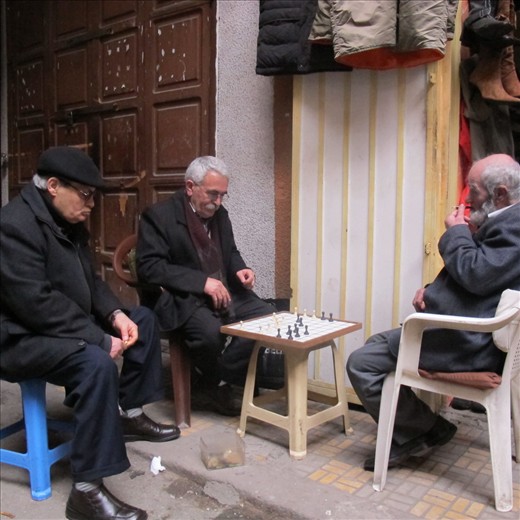 Stall vendors find time to play chess