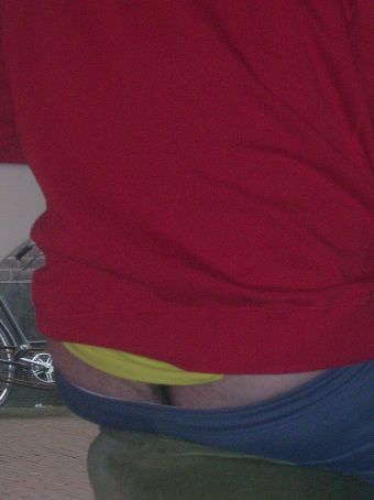 some guy didnt realise he was showing half his ass in the cafe