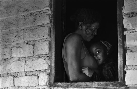 Can you picture yourself living in a place where the nearest neighbour lives 15km away from you? Neither did Da Silva, until her husband asked her to live in the Brazilian hinterlands, also know as Sertão. Suddenly she saw herself leaving her hometown in the north of Minas Gerais, Brazil, to a complete isolated place. They build their home with bricks made of anthill sand and collected water from a stream nearby. And despite the fact there was no electricity or sanitation, they were doing fine until a one day, when both faced the biggest fear of living isolated brings: sickness. After having successive heart attacks in a week, Da Silva husband passed away.

The only way Da Silva found not to drown in depression was to start working as a nanny for her ‘closest’ neighbours. This is how she met Bruna, the milkman’s daughter. Bruna’s mother worked as a planter and couldn’t take care of her daughter until the night comes. This is when Da Silva met Bruna, when she was only two years old. Eight years has passed and Bruna calls Da Silva granny while hugging her by the woman’s house.
