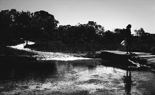 When you live in a dry region as the backlands, having a river in your backyard is like winning the lottery. 
The stream Da Silva collects water from is not exactly at her backyard -  specially because she doesn’t have a backyard per se – but 20 minutes away from her home. When the sun is about to set, she goest to the stream to collect the last bucket of water, so she can be sure she won’t need it during the night. 
