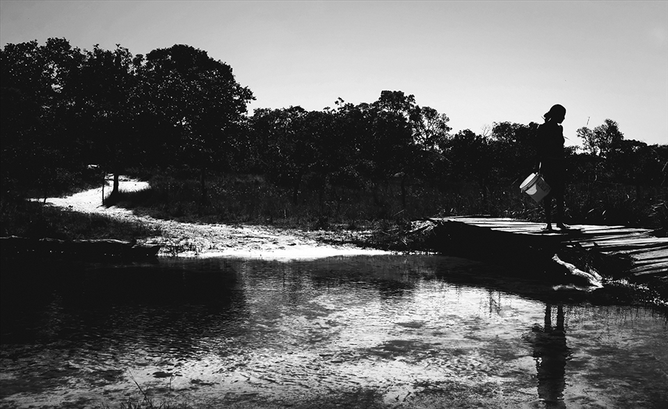 When you live in a dry region as the backlands, having a river in your backyard is like winning the lottery. 
The stream Da Silva collects water from is not exactly at her backyard -  specially because she doesn’t have a backyard per se – but 20 minutes away from her home. When the sun is about to set, she goest to the stream to collect the last bucket of water, so she can be sure she won’t need it during the night. 

