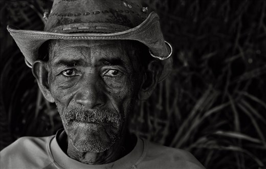 After her husband died, Da Silva returned to her hometown to search for her family. The only person who was still alive was her brother, Francisco, which goes once in a month to help his sister with her house. “I love her and it took a long time to understand why she decided to leave her family to the backlands:  it was because of love. When she came back asking for help I couldn’t do anything but help. She’s all I have left.” – he says.
