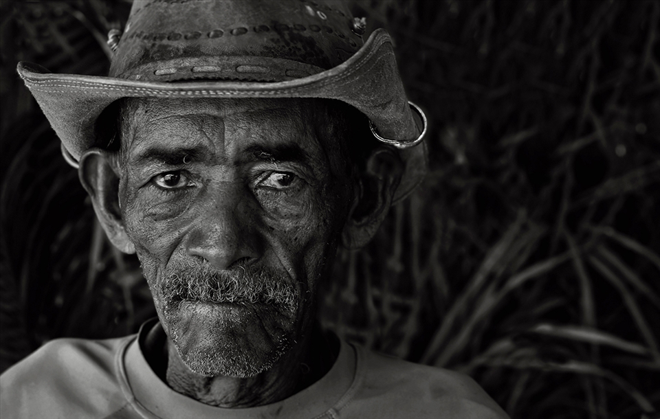 After her husband died, Da Silva returned to her hometown to search for her family. The only person who was still alive was her brother, Francisco, which goes once in a month to help his sister with her house. “I love her and it took a long time to understand why she decided to leave her family to the backlands:  it was because of love. When she came back asking for help I couldn’t do anything but help. She’s all I have left.” – he says.