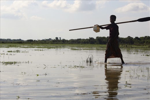 Boatman carrying his oar.