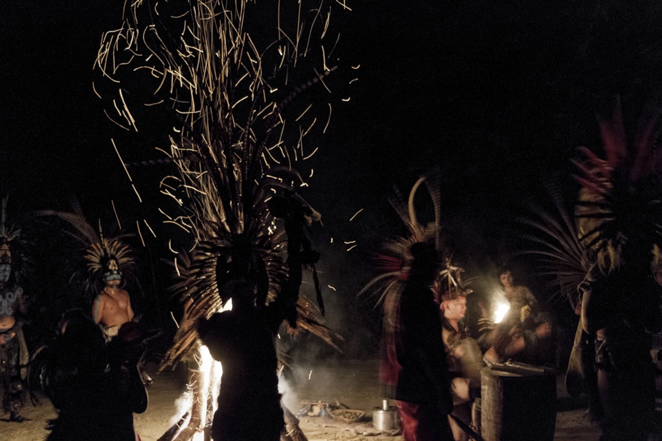 The dancers blow the seashell, known as ‘atecocolli’, asking for permission to start the dance, this is made facing the four cardinal points, the floor and sky. The sound travels and as soon as this happens, the dance starts with the sound of the ‘huehuetl’, a tubular drum made from a wooden body and skin stretched over the top.