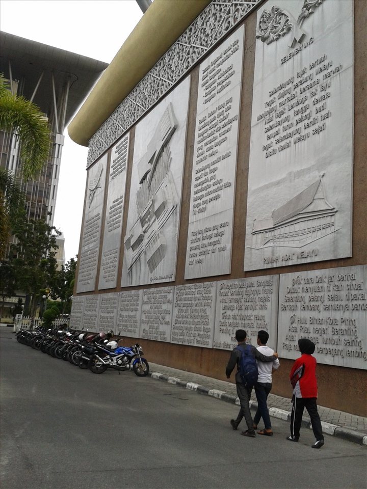 Everytime I go to library, I feel like I want to read all the books in there,but