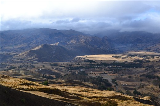 In the morning, the green of the mountains change their tone because of the sun and during the afternoon it is painted of white mist the horizon because of the fog.