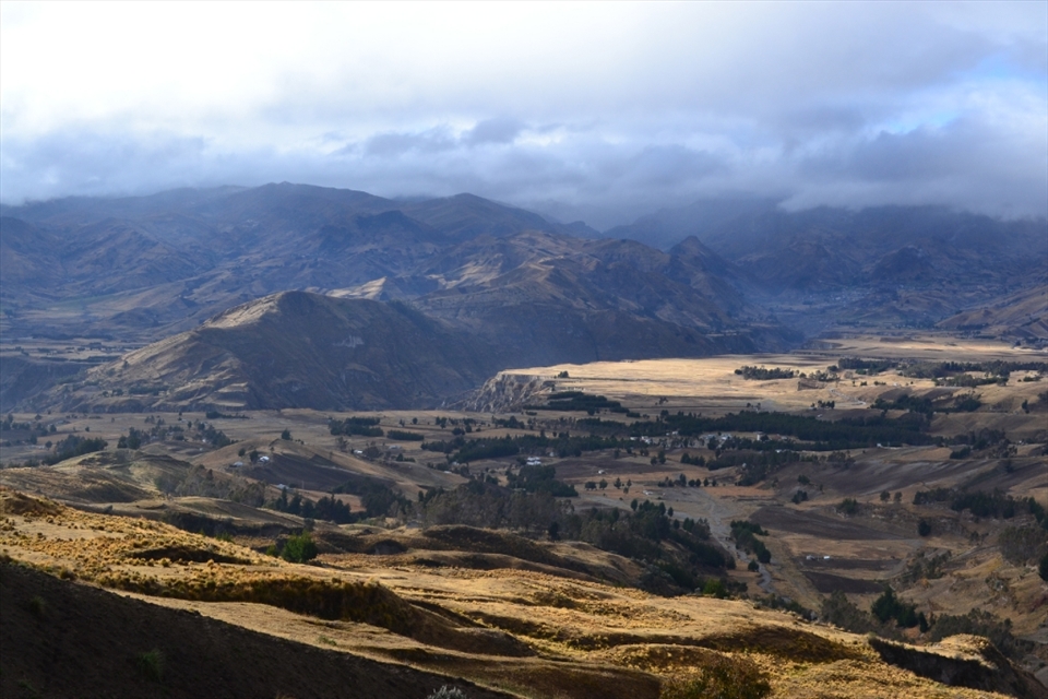 In the morning, the green of the mountains change their tone because of the sun and during the afternoon it is painted of white mist the horizon because of the fog.