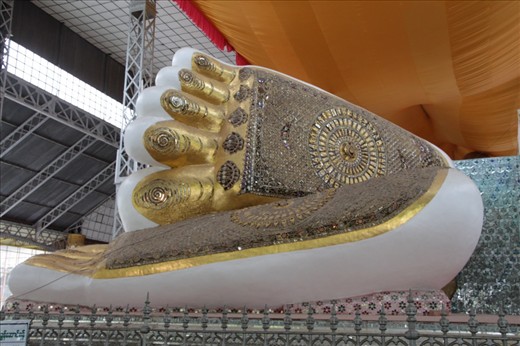 Schwethalyaung Buddhas feet