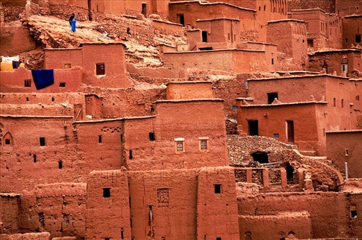 Before it became a popular touristic destination for being used as a location for many movies, in the village of Ait Ben Haddou people lived in the old houses of the kasbah and used to look at the sunset from the rooftops while having a tea or just a friendly chat. Now nobody can stay inside the touristic area after the sunset but, as the surveillance is not very strict, somebody leaps over the walls to enjoy this ritual anyway.