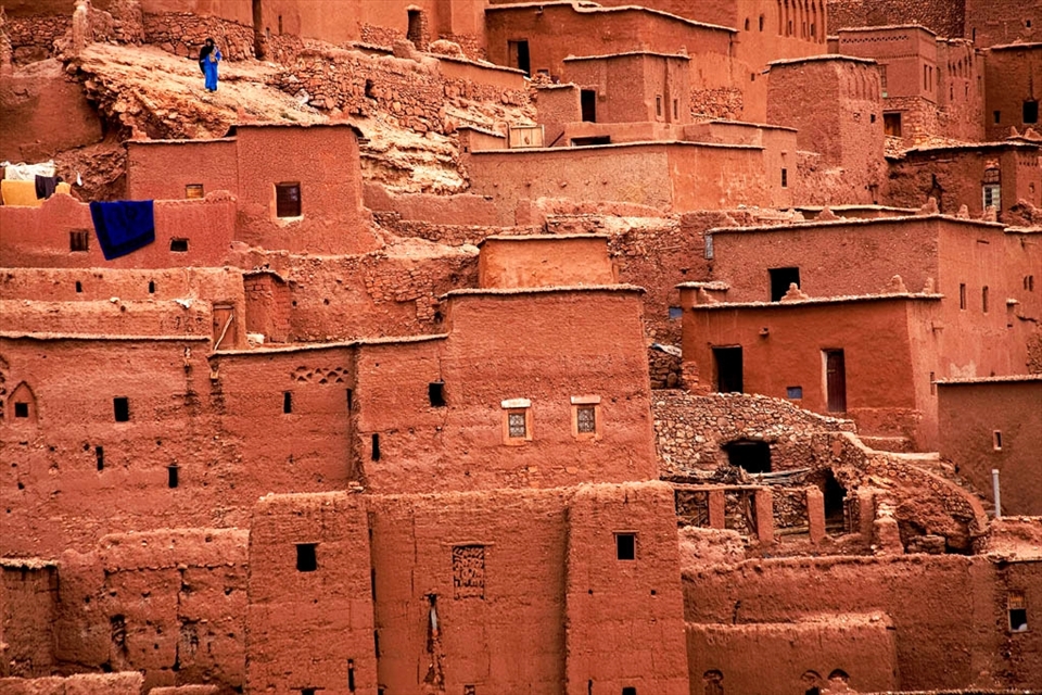 Before it became a popular touristic destination for being used as a location for many movies, in the village of Ait Ben Haddou people lived in the old houses of the kasbah and used to look at the sunset from the rooftops while having a tea or just a friendly chat. Now nobody can stay inside the touristic area after the sunset but, as the surveillance is not very strict, somebody leaps over the walls to enjoy this ritual anyway.