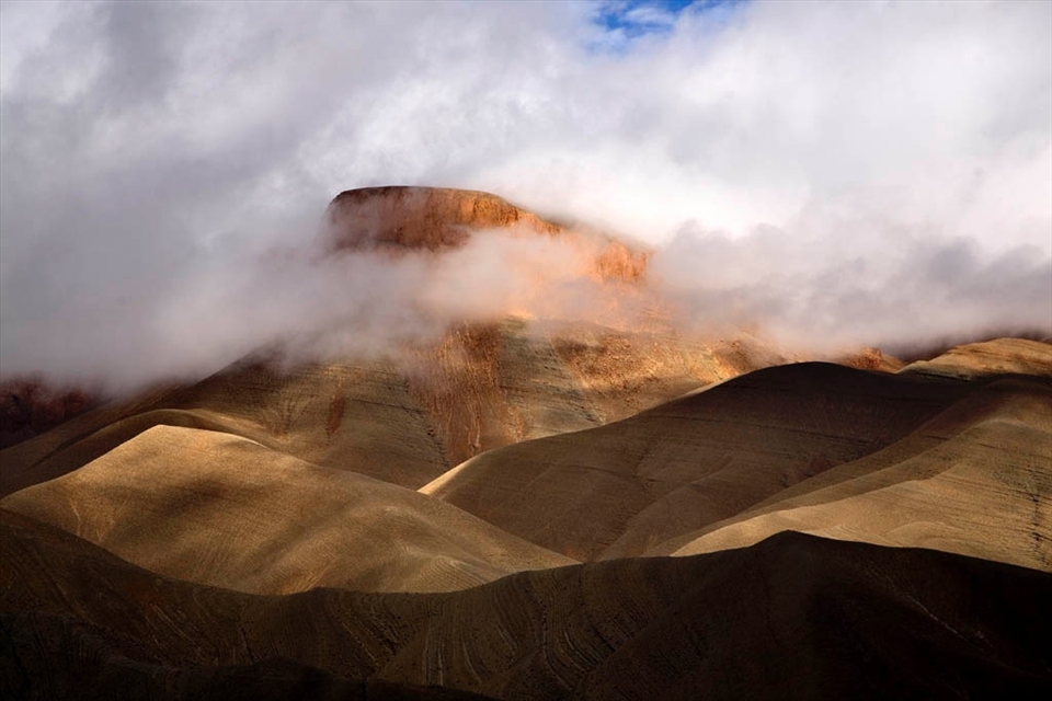 Due to the desertic climate, the peaks of the High Atlas are bare and often deeply carved and shaped by the erosion. In this area, during the rainy season, a dry stony ground could become in a couple of hours a river in flood.