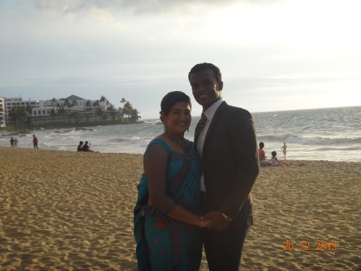 Casal de noivos faz pose para nós