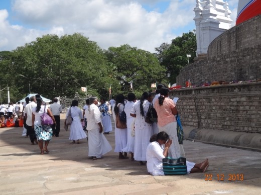 Budistas recitando orações e mantras.
