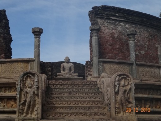 Mais um templo antigo cheio de esculturas nas pedras.