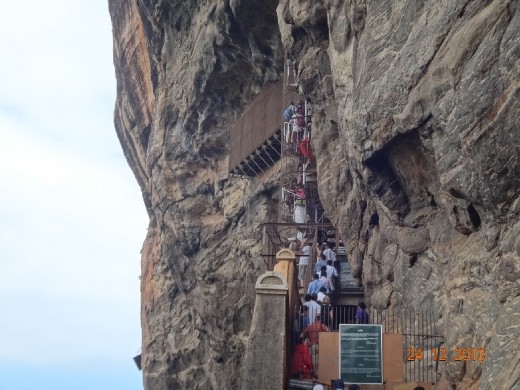 Acesso à gruta no meio da pedra onde estão os afrescos
