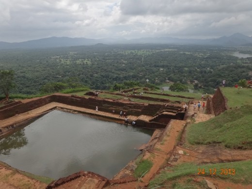 A piscina no rei no alto da pedra em Sigiriya