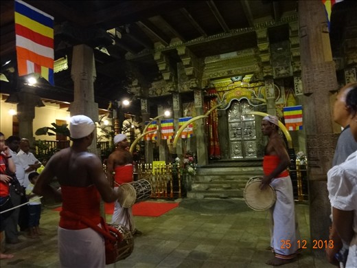 Cerimônia no Templo do Dente de Buda