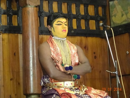 Apresentação de expressões faciais de Kathakali- Kochi