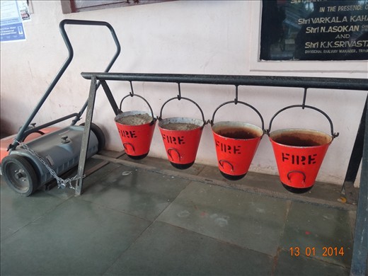 Brigada contra incêndio na estação de trem- baldes de areia e água