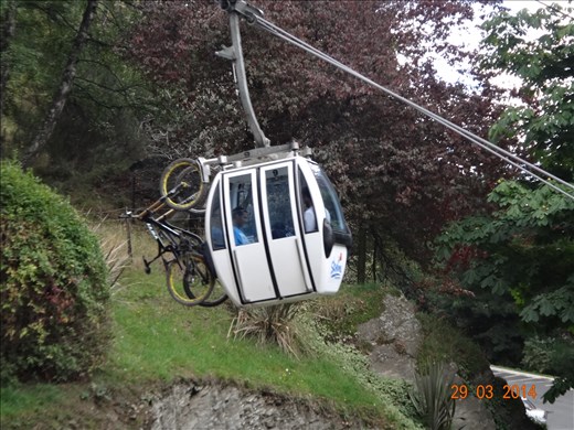 Teleférico subido com as bikes em Queenstown, para descer trilhas radicais.