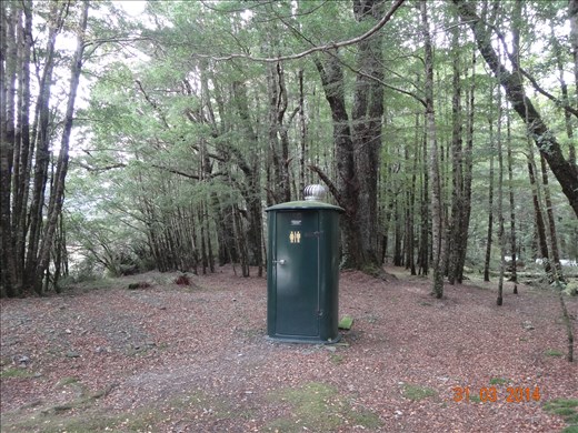 Banheiros no meio das trilhas, no meio do mato.