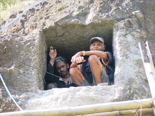 O senhor construindo seu quarto no Hotel da Vida eterna