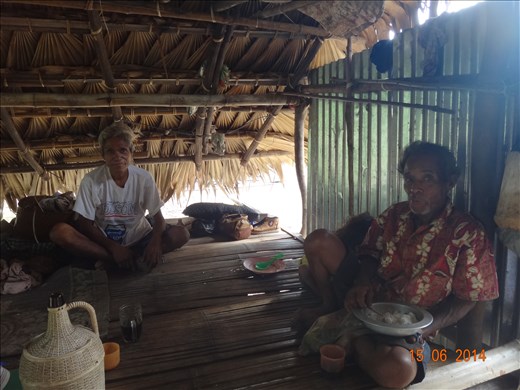 Ex guerrilheiro em sua cozinha