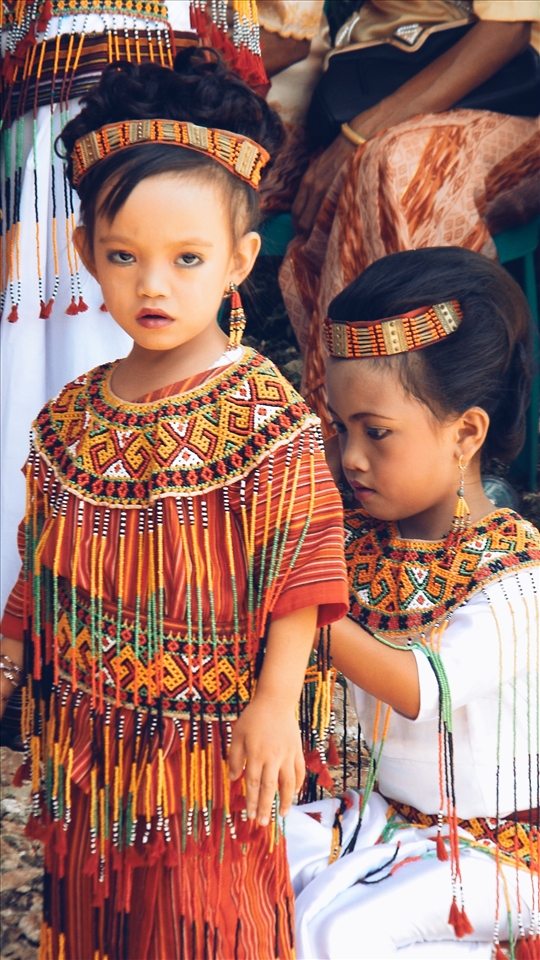 Day 1 - Two girls are getting ready to receive the guests of the wedding 