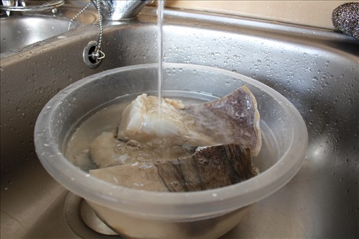 Changing the water of the Salted Codfish to remove the salt