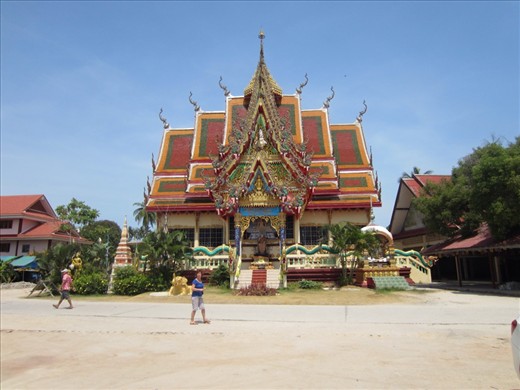 From the Big Buddha, we went to the Wat Plai Laem, a Buddhist temple.  